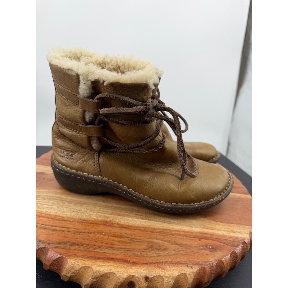 UGG Adirondack Boot Women 6 Tan Leather Shearling Lined Lace Up Ankle S/N 1932